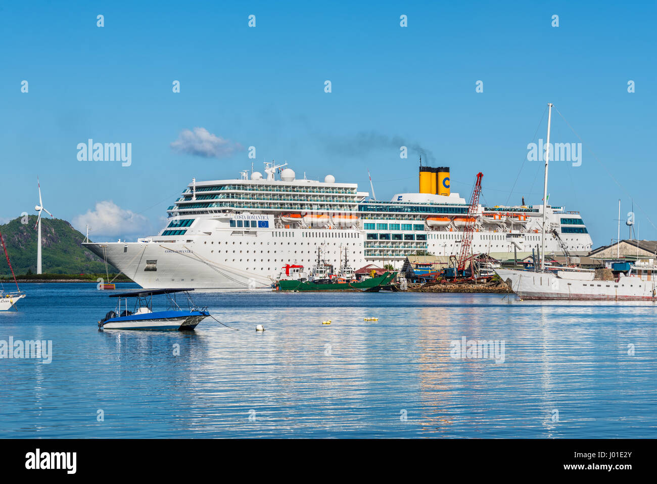 Victoria, île de Mahé, Seychelles - 16 décembre 2015 : Costa Neoromantica Cruise ship ancré au port de Victoria, île de Mahé, Seychelles, océan Indien Banque D'Images