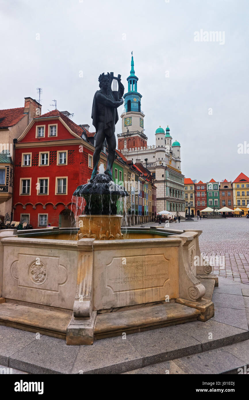 Poznan, Pologne - 7 mai 2014 : Fontaine d'Apollon sur l'ancienne place du marché dans le centre-ville, à Poznan, Pologne. Ancien hôtel de ville et des gens sur le backgrou Banque D'Images