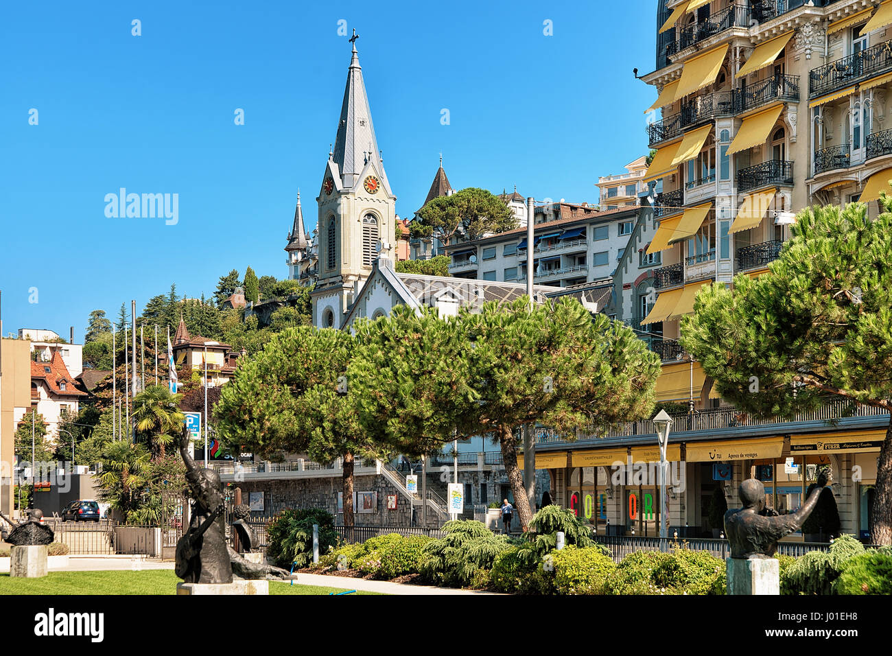 Montreux, Suisse - le 27 août 2016 : l'Église et de l'hôtel de luxe à Genève Lake Riviera à Montreux, canton de Vaud, Suisse Banque D'Images