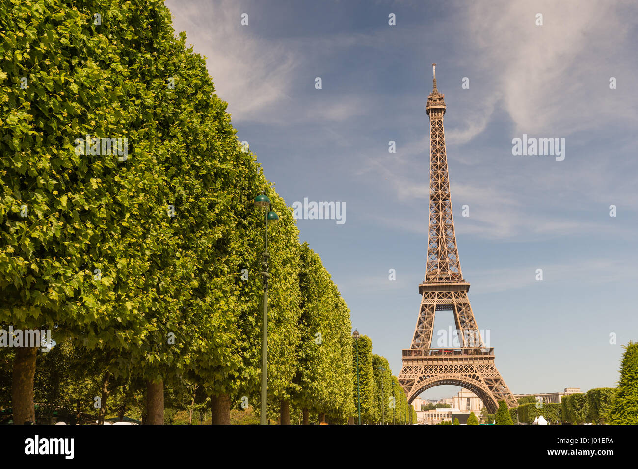 La Tour Eiffel sur une chaude journée ensoleillée (France) Banque D'Images