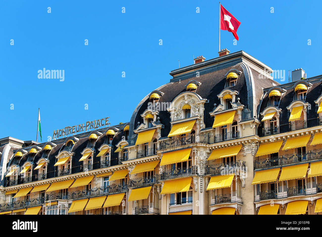 Montreux, Suisse - le 27 août 2016 : Fragment d'hôtel de luxe avec drapeau suisse à Genève Lake Riviera à Montreux, canton de Vaud, Suisse Banque D'Images