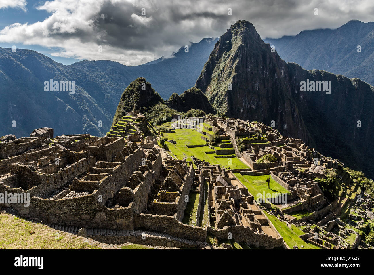Vue panoramique du sommet à d'anciens ruines Inca et Wayna Picchu, Machu Picchu, Urubamba, Pérou provnce Banque D'Images