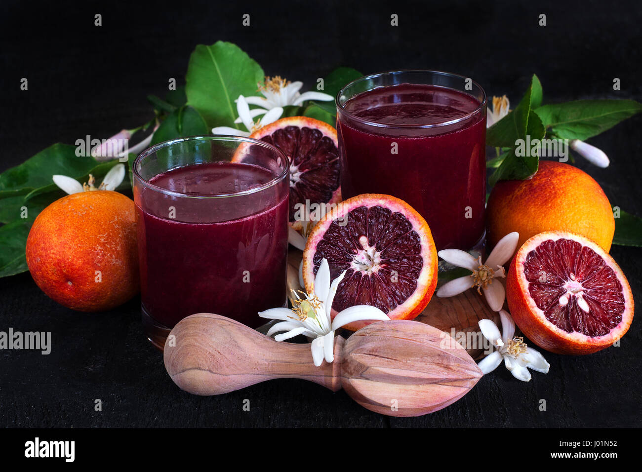 Sang frais pressé jus orange décoré de fleur orange. Photo clé faible. Banque D'Images