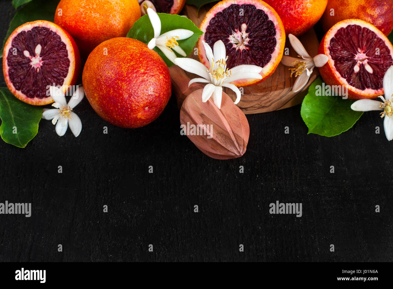 Fresh blood orange décoré de fleur orange. Photo clé faible. Copie espace arrière-plan. Banque D'Images