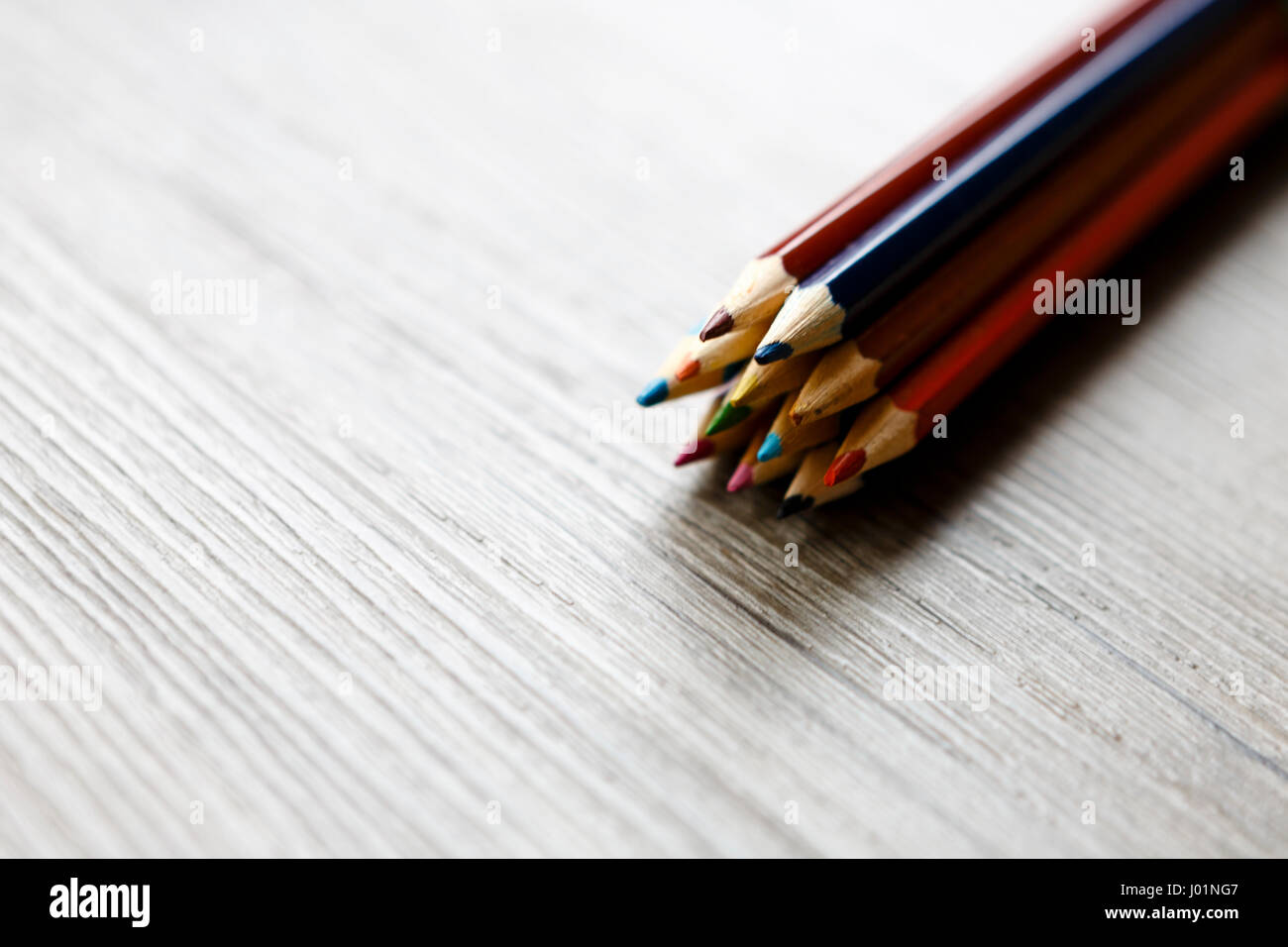 Pack de crayons de couleur pastel ou sur un plancher en bois ou d'une table Banque D'Images