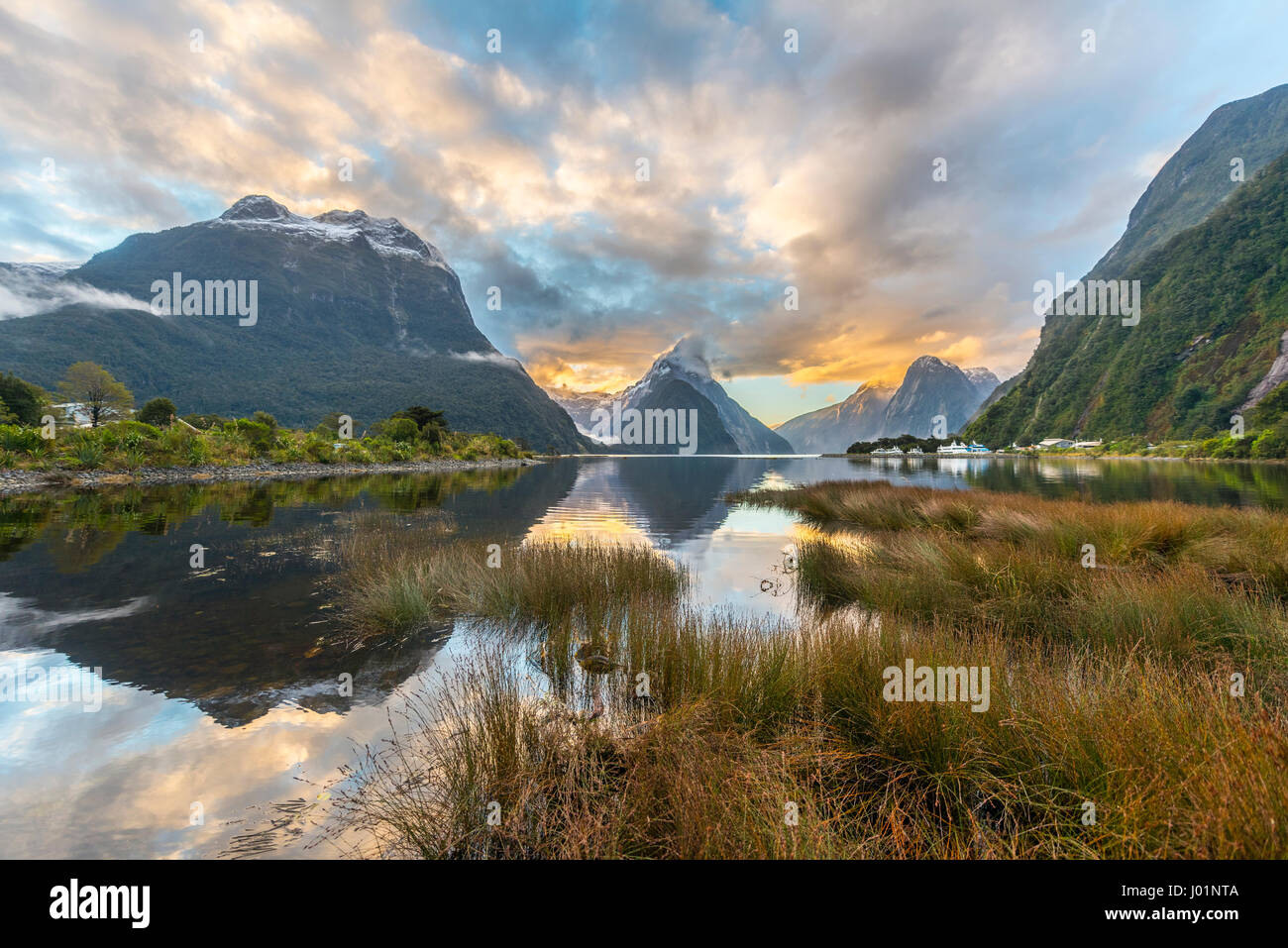 Mitre Peak reflétant dans l'eau, coucher de soleil, Milford Sound, Fiordland National Park, Te Anau, Southland Southland, Région Banque D'Images