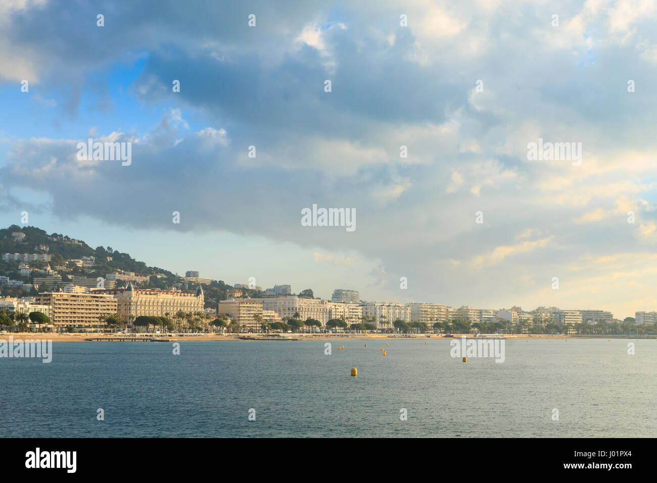 Plage de Cannes vue jour, France. Célèbre ville du sud de la France. Promenade de la Croisette Banque D'Images