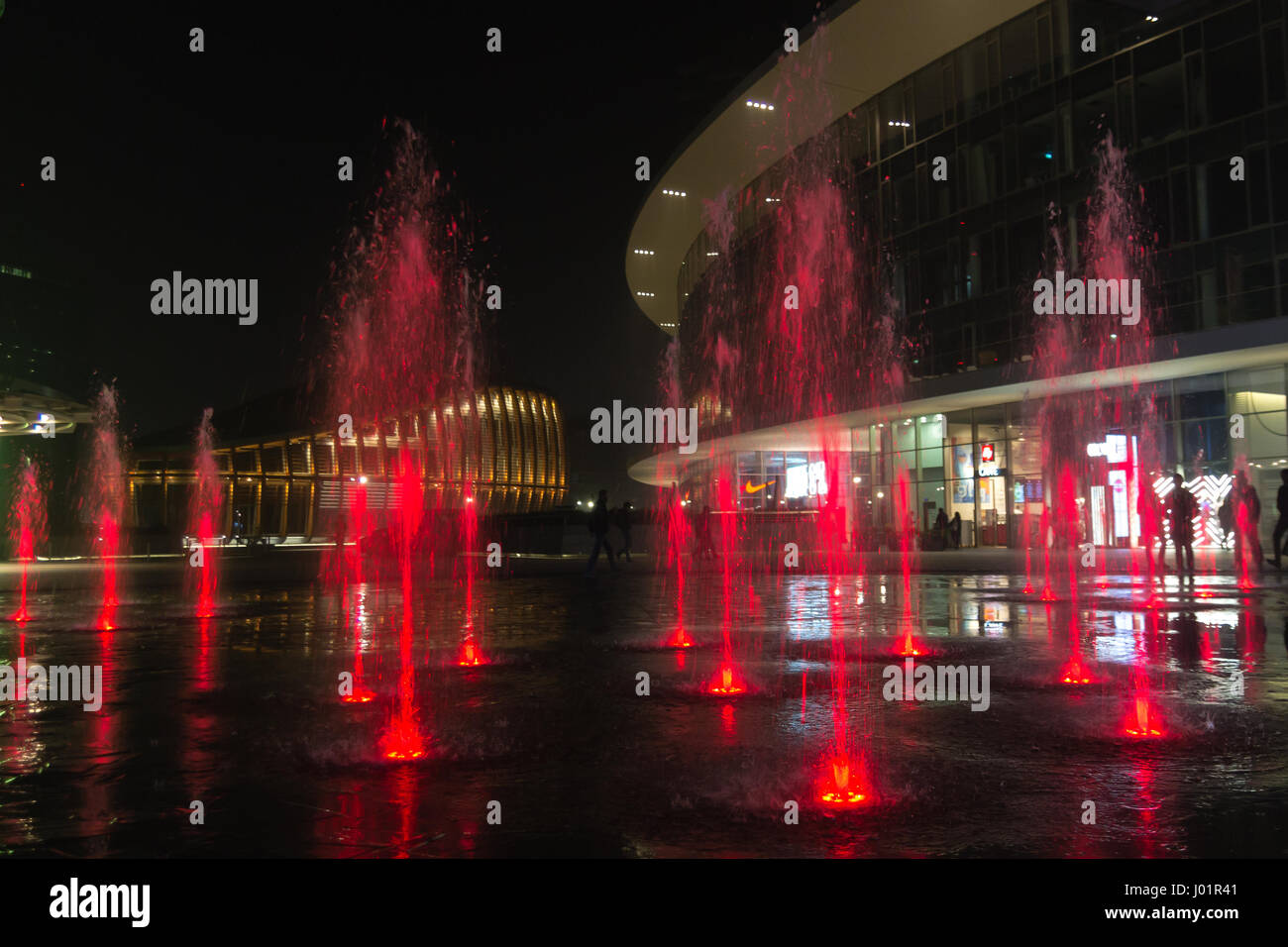 MILAN, ITALIE - 30 octobre 2016 : financial district Vue de nuit. L'eau des fontaines illuminées. Les gratte-ciel modernes dans Gae Aulenti square. La banque Unicredit à Banque D'Images