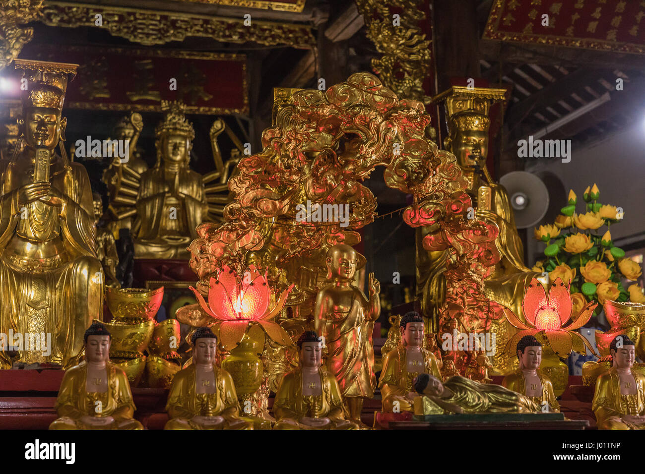 Temple bouddhiste au coeur de Paris, ville centrale à Hai Phong. Temple bouddhiste sans nom dans le coeur de Hai Phong, immeuble ancien avec belle d Banque D'Images