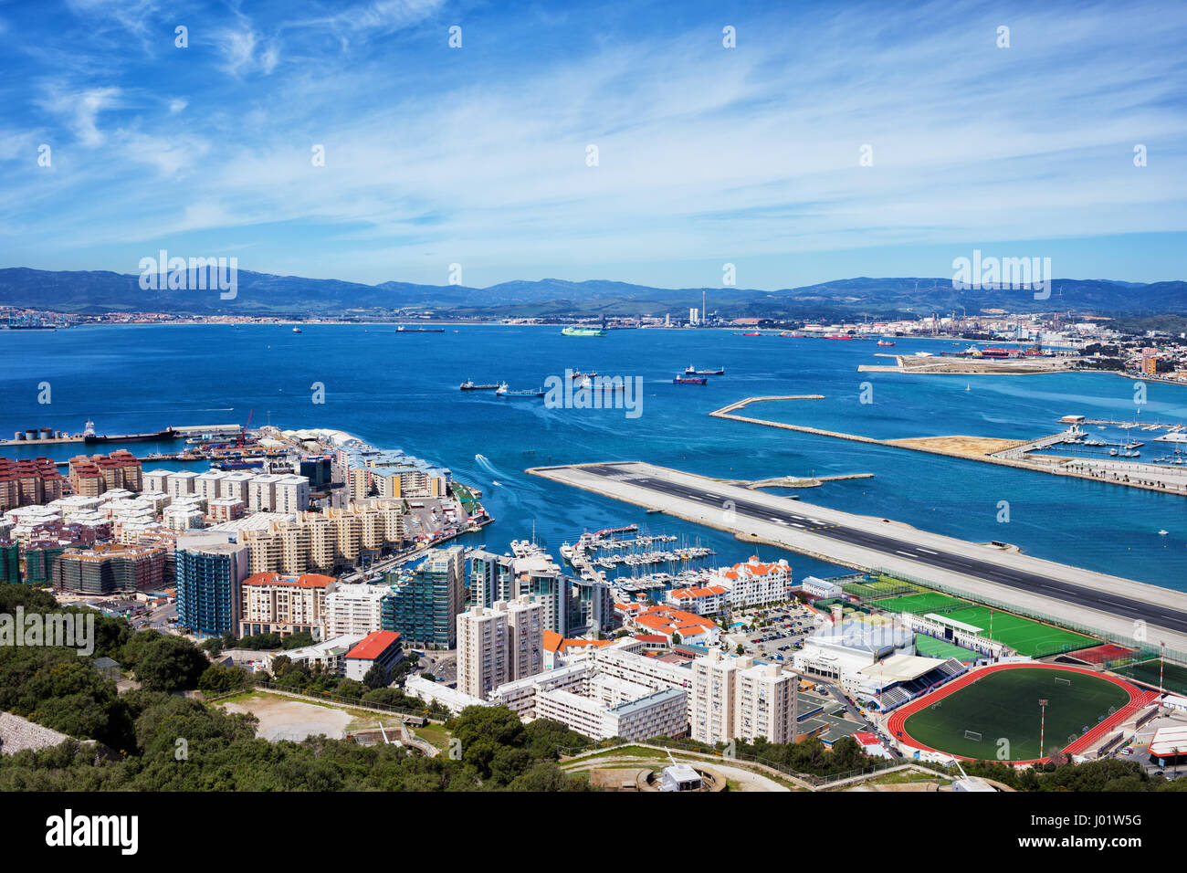 La ville de Gibraltar et la baie, d'immeubles à appartements, condos, piste de l'aéroport de Gibraltar, vue de dessus. Banque D'Images