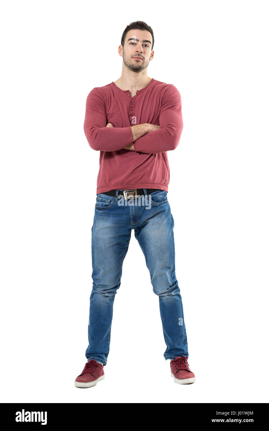 Ambiance cool casual man avec bras croisés et intitulé head looking at camera. La longueur du corps complet isolé portrait sur fond blanc. Banque D'Images