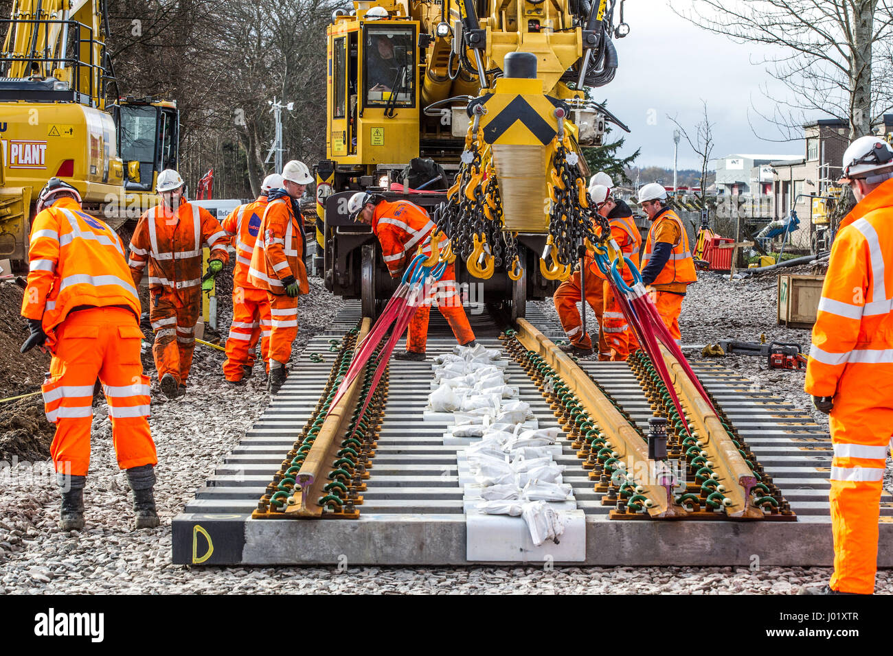 Les travailleurs de la construction ferroviaire l'installation de nouvelles pistes et points Banque D'Images