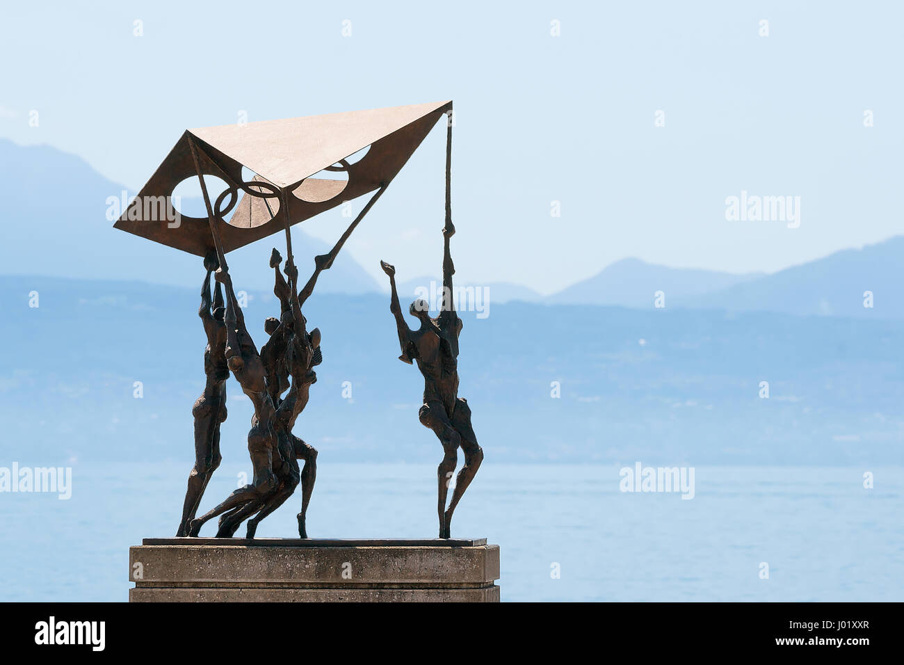 Lausanne, Suisse - le 26 août 2016 : Sculpture de gens portant le drapeau olympique sur le Lac Léman embankment, Ouchy, Lausanne, Suisse Banque D'Images Lausanne, Suisse - le 26 août 2016 : Sculpture de gens portant le drapeau olympique sur le Lac Léman embankment, Ouchy, Lausanne, Suisse Banque D'Images