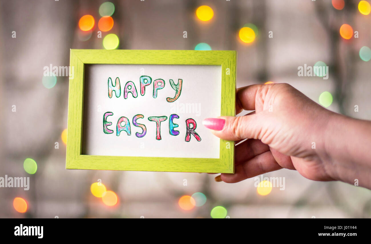 Hand holding Happy Easter contexte festif Banque D'Images