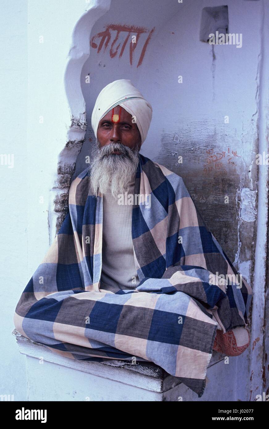 Saddhu hindou au lac de pèlerinages de Pushkar au Rajasthan, Inde. Banque D'Images