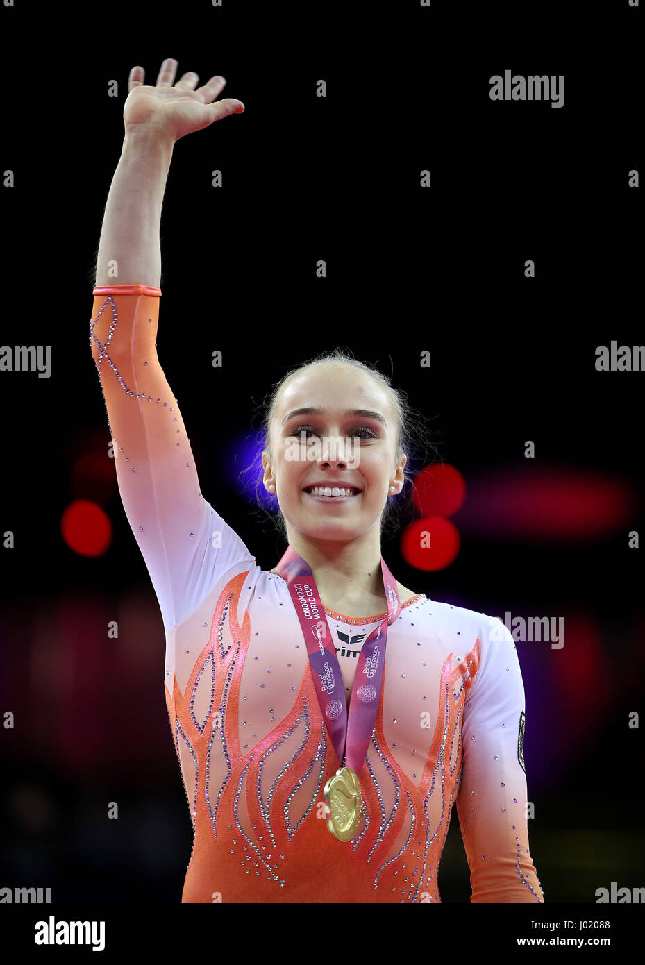 L'Allemagne Tabea Alt célèbre remportant la compétition féminine lors de la Coupe du Monde de la gymnastique à l'O2 de Londres. Banque D'Images