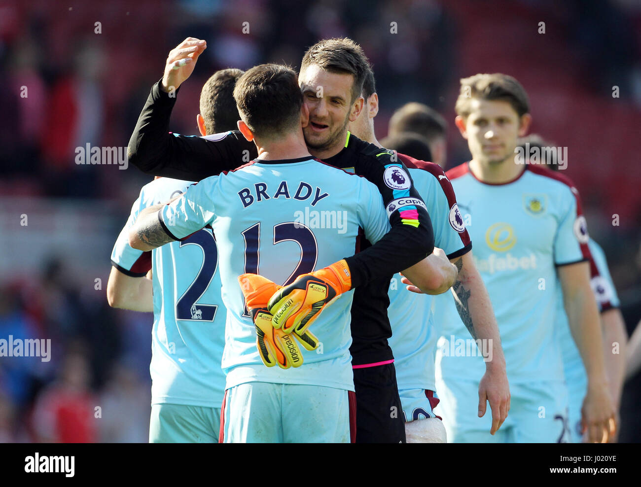 Burnley gardien Tom Heaton félicite Robbie Brady après le premier match de championnat au Riverside Stadium, Middlesbrough. Banque D'Images