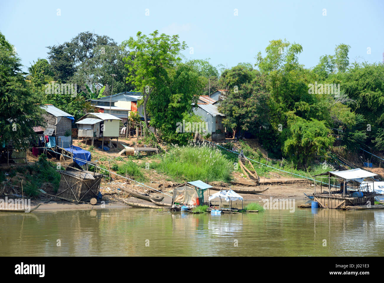 Les habitations sur pilotis, au bord de la rivière du Mékong, au Cambodge Banque D'Images