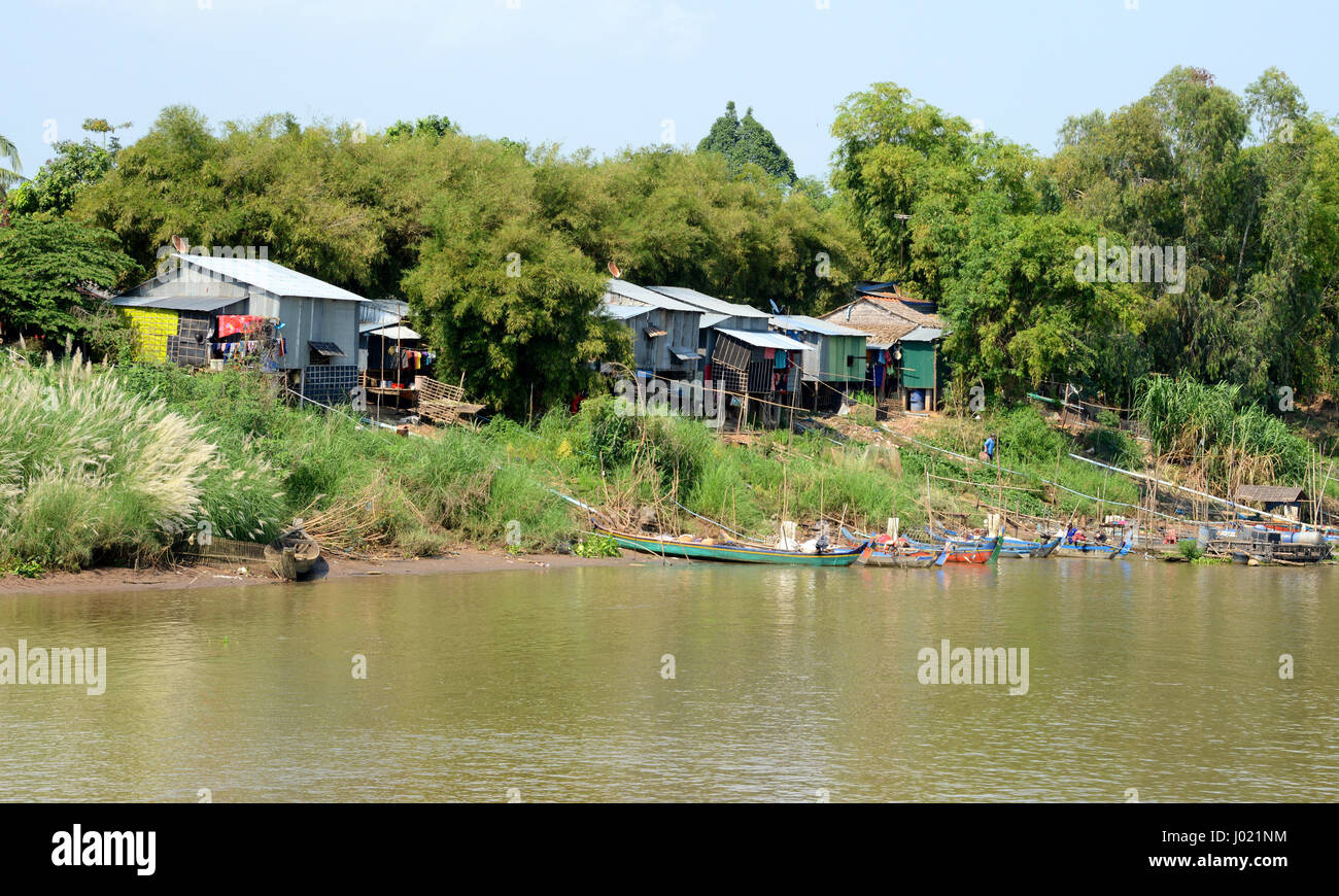 Les habitations sur pilotis, au bord de la rivière du Mékong, au Cambodge Banque D'Images