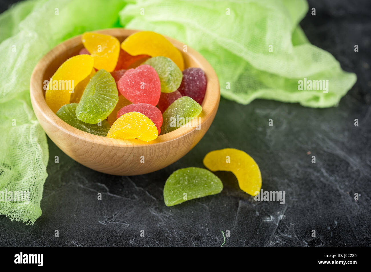 Gelée de fruits confits multicolores en bol en bois Banque D'Images Gelée de fruits confits multicolores en bol en bois Banque D'Images