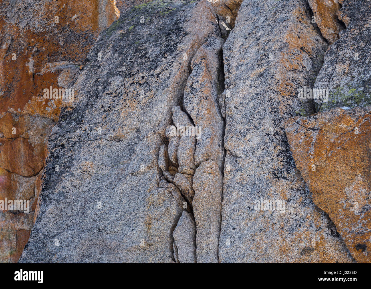 avec-l-erosion-rocher-montrant-plusieurs-fissures-couleurs-et-veines-naturellement-forme-j022ed.jpg