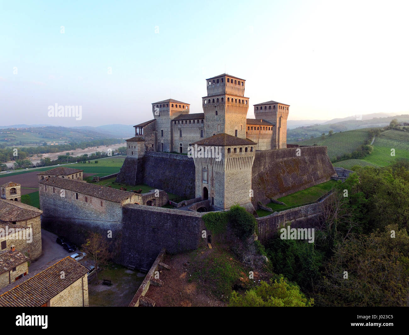 TORRECHIARA Château (vue aérienne). Langhirano, Emilie Romagne, Italie Banque D'Images