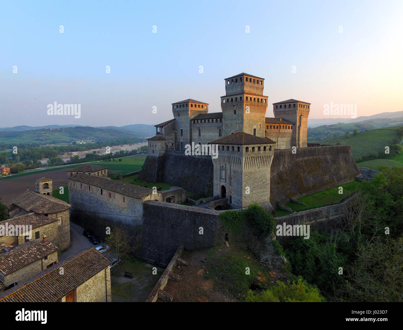 TORRECHIARA Château (vue aérienne). Langhirano, Emilie Romagne, Italie Banque D'Images