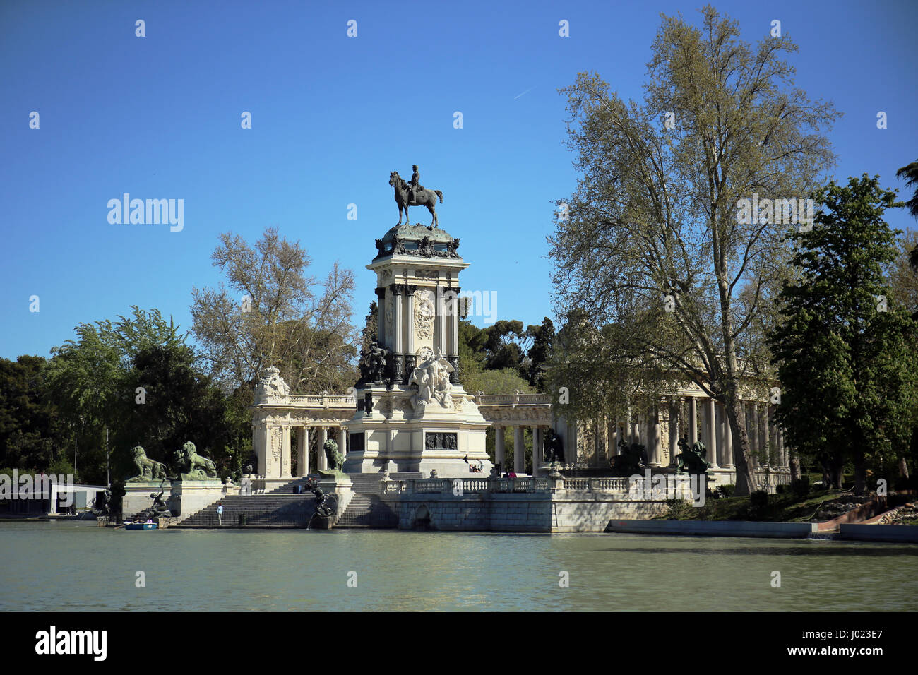 Alfonso XII Monument et lac de plaisance au Parque del Retiro à Madrid (Espagne) Banque D'Images