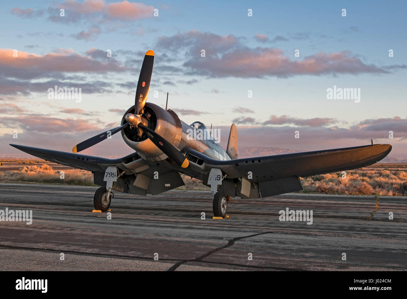 La DEUXIÈME GUERRE MONDIALE Avion F-4U Corsair chasseurs vintage à la piste Banque D'Images