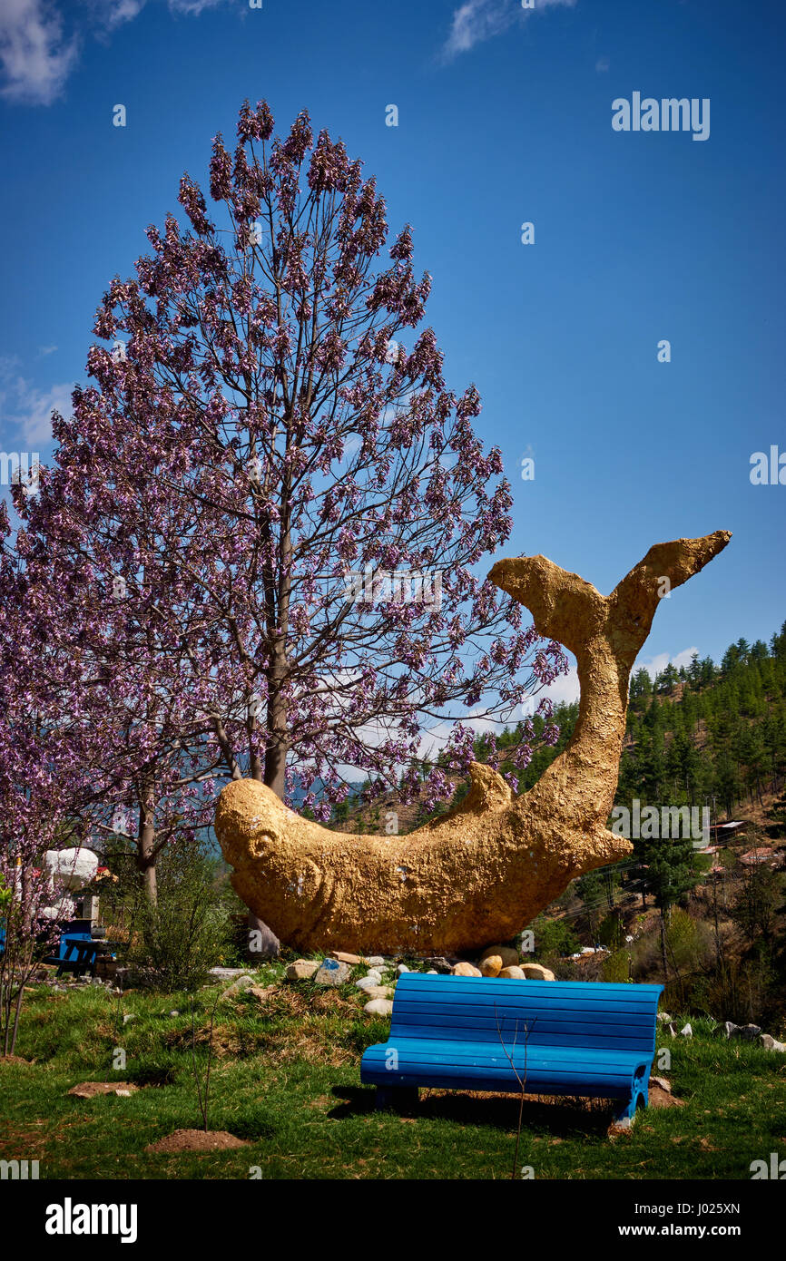 Vaste créé une sculpture du recyclage des déchets de poisson pour l'Art Park à Thimphu, Bhoutan Banque D'Images