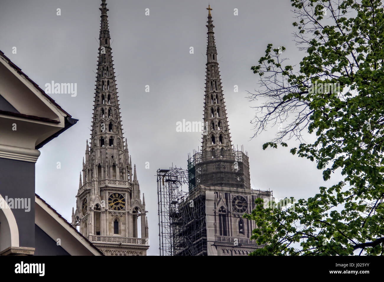 Croatie - deux tours de la cathédrale de Zagreb Banque D'Images