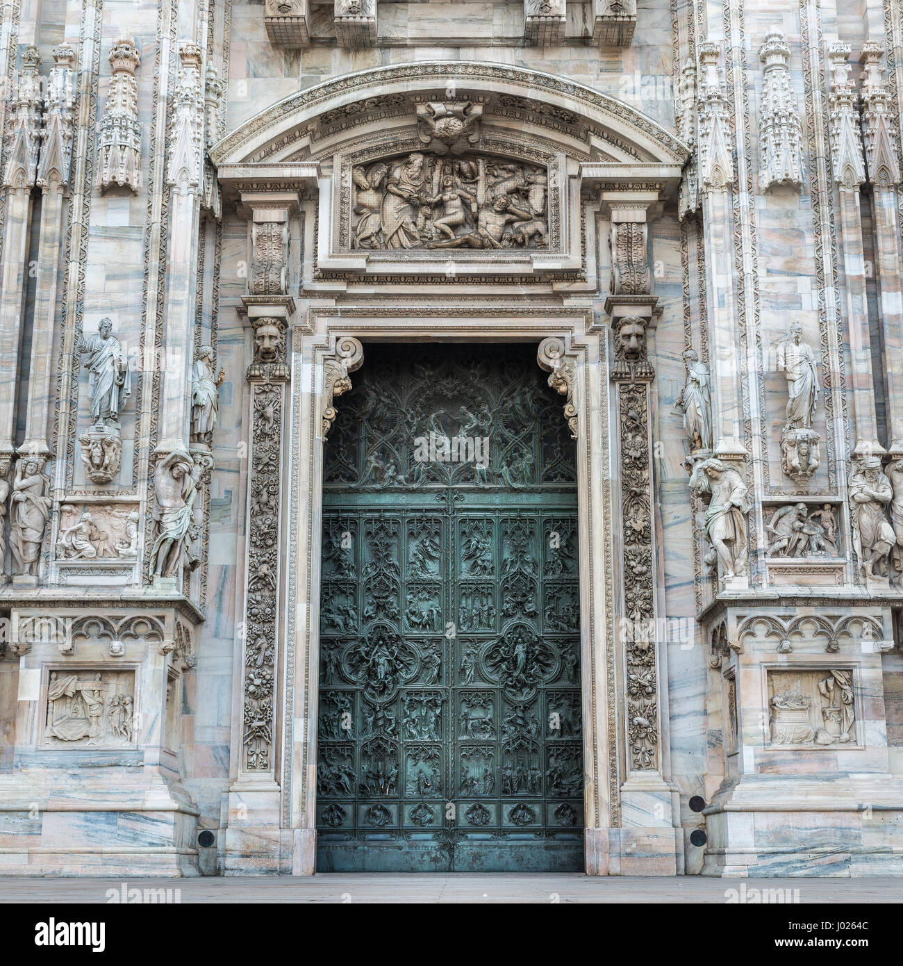 Duomo de Milan, Italie. Détail de façade et porte d'entrée principale de la cathédrale de Milan en place du Duomo Banque D'Images
