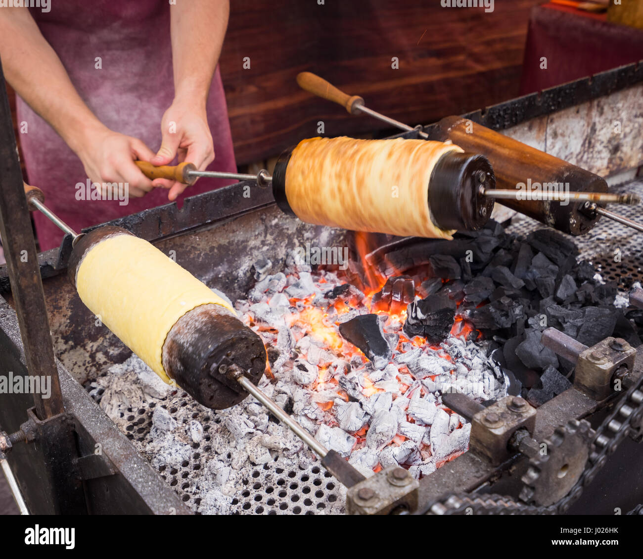 Kurtos Kalacs Ou Gateaux De Cheminee Roll Spinning Sur Des Charbons Ardents A Un Stand De Marche Le Sucre Typique De Budapest Hongrie Photo Stock Alamy