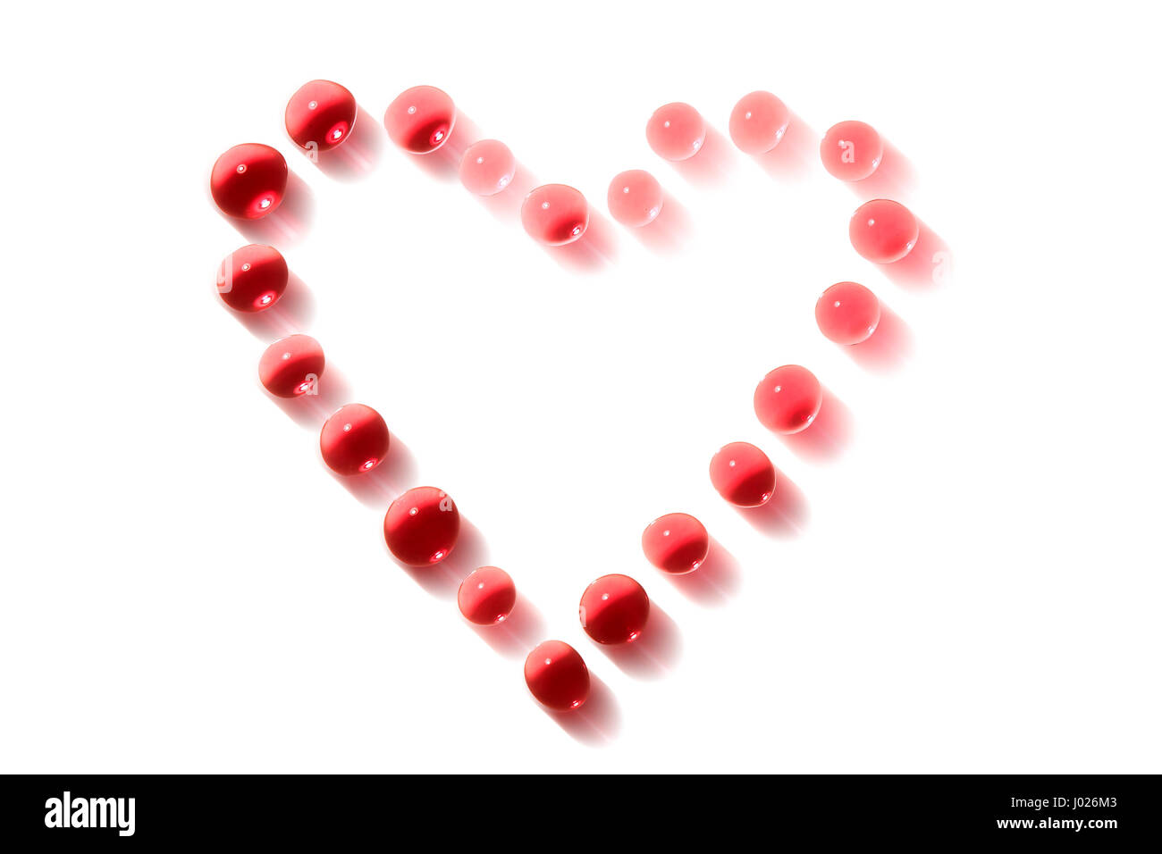 Concept d'amour. Forme de coeur faits de gouttes rose sur fond blanc. Chemin de détourage est inclus Banque D'Images