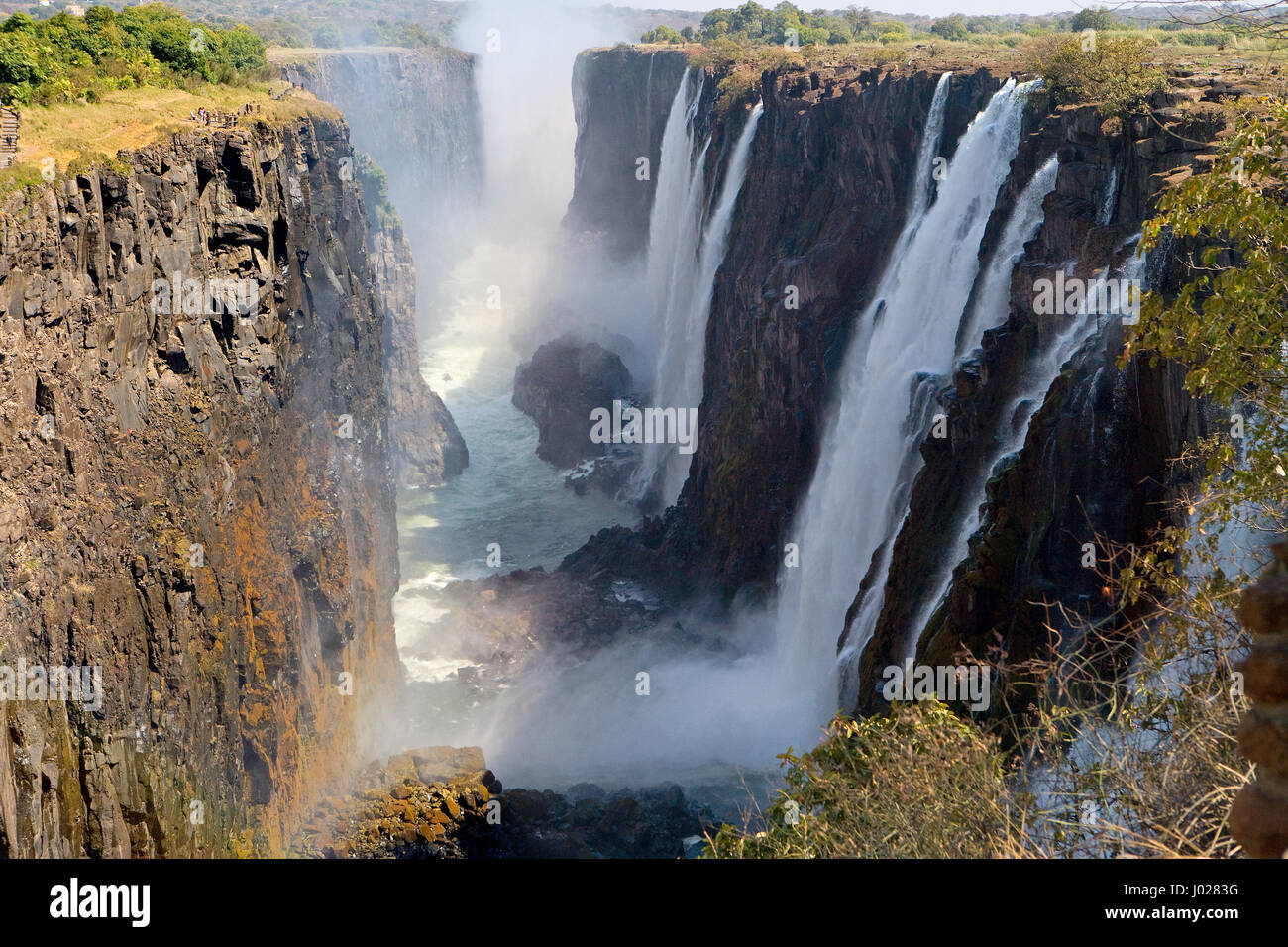 Vue des chutes Victoria depuis le sol. Parc national de MOSI-oa-Tunya. Et site du patrimoine mondial. Zambiya. Zimbabwe. Banque D'Images