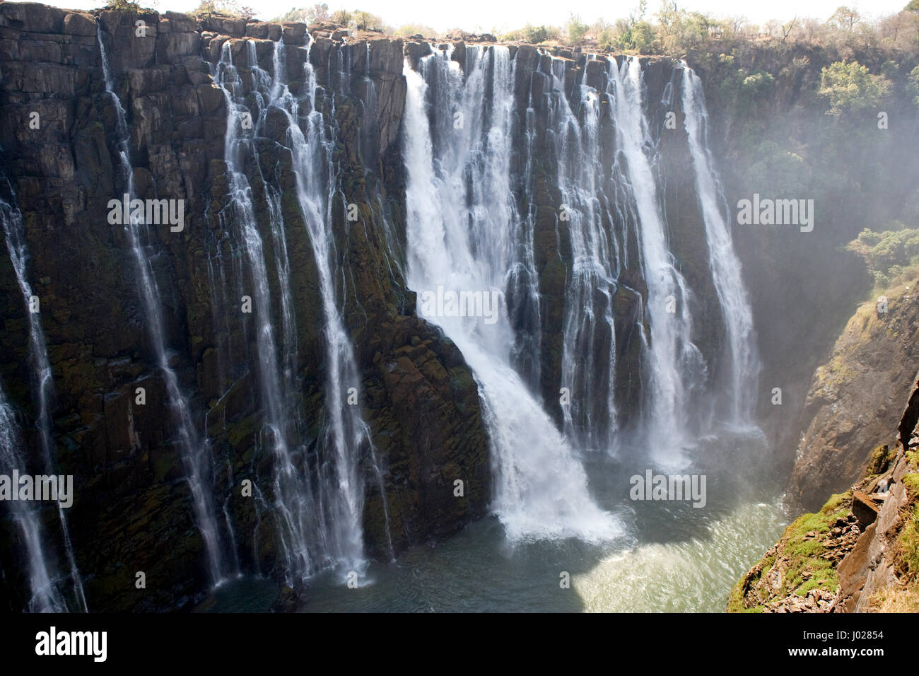 Vue des chutes Victoria depuis le sol. Parc national de MOSI-oa-Tunya. Et site du patrimoine mondial. Zambiya. Zimbabwe. Banque D'Images