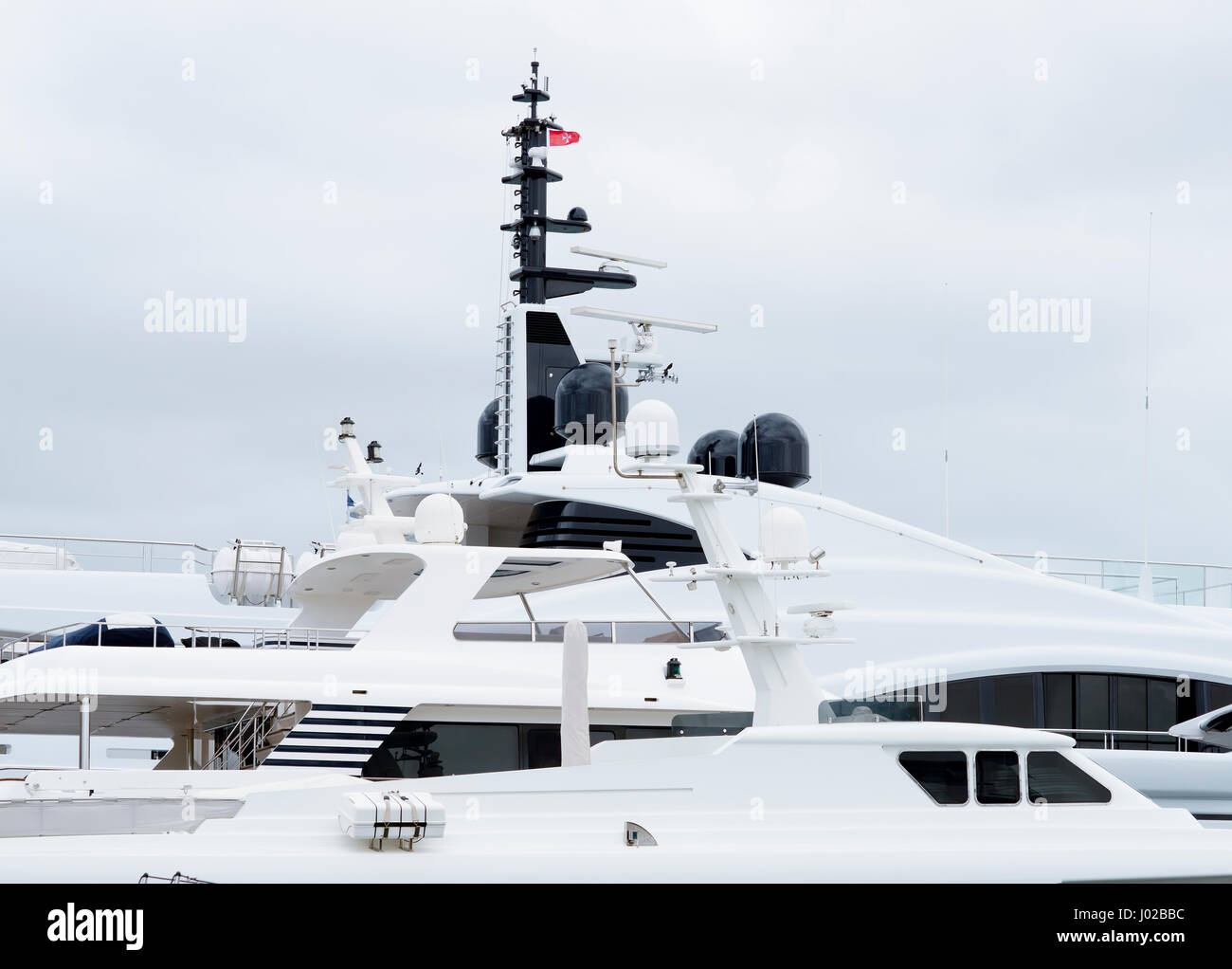 Par Marine de dômes, la navigation GPS et l'équipement radar sur de grands yachts Banque D'Images