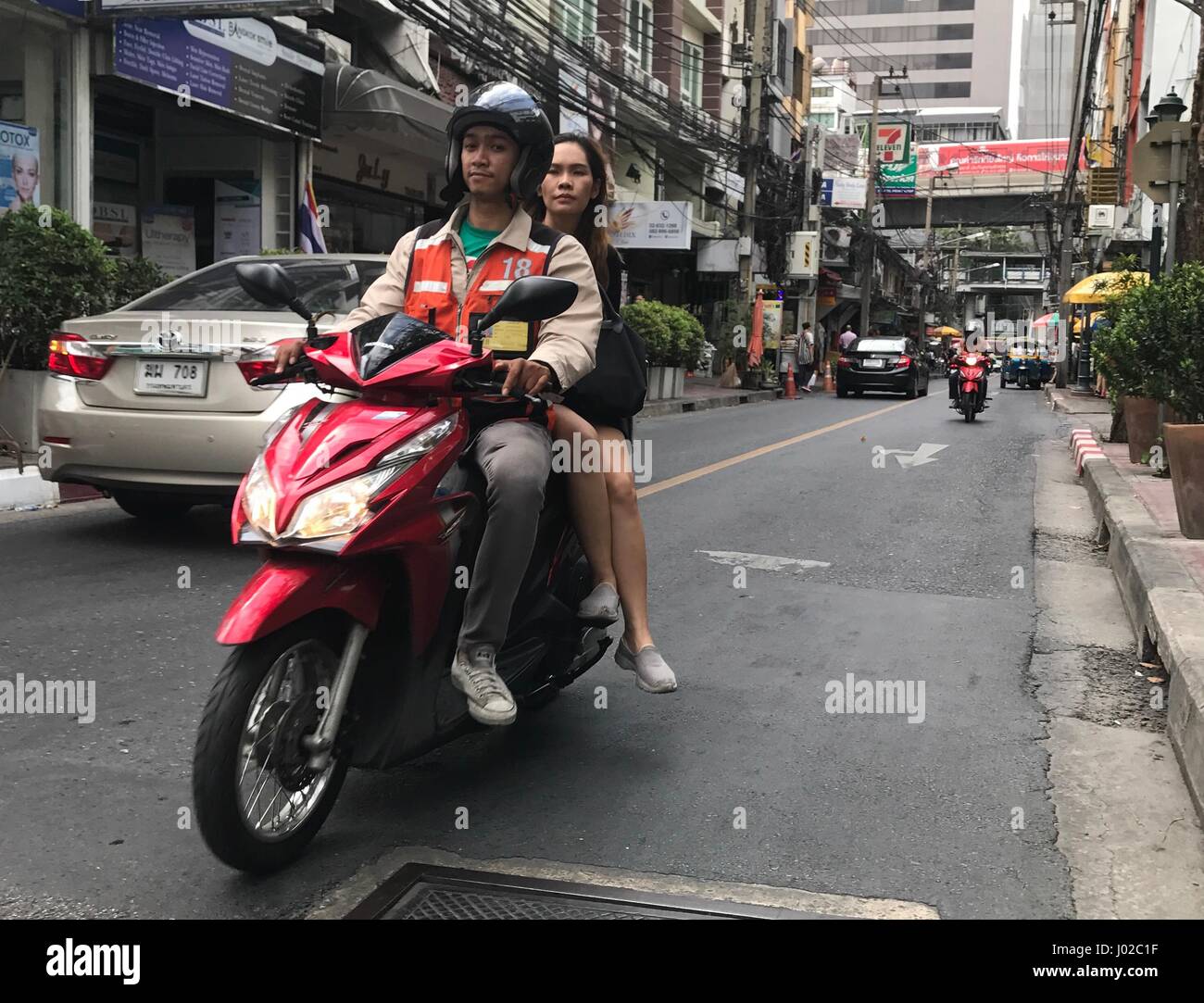 Bangkok, Thaïlande. 7 avr, 2017. Une moto dehors et environ dans les rues de Bangkok, Thaïlande, 7 avril 2017. Les rues de la Thaïlande sont parmi les plus dangereuses du monde. Le royaume a presque dix fois plus de décès dus aux accidents de la route que l'Allemagne - c'est la première cause de décès chez les touristes. Le risque est plus grand chaque année au cours de la Songkran festival. Photo : Christoph Sator/dpa/Alamy Live News Banque D'Images