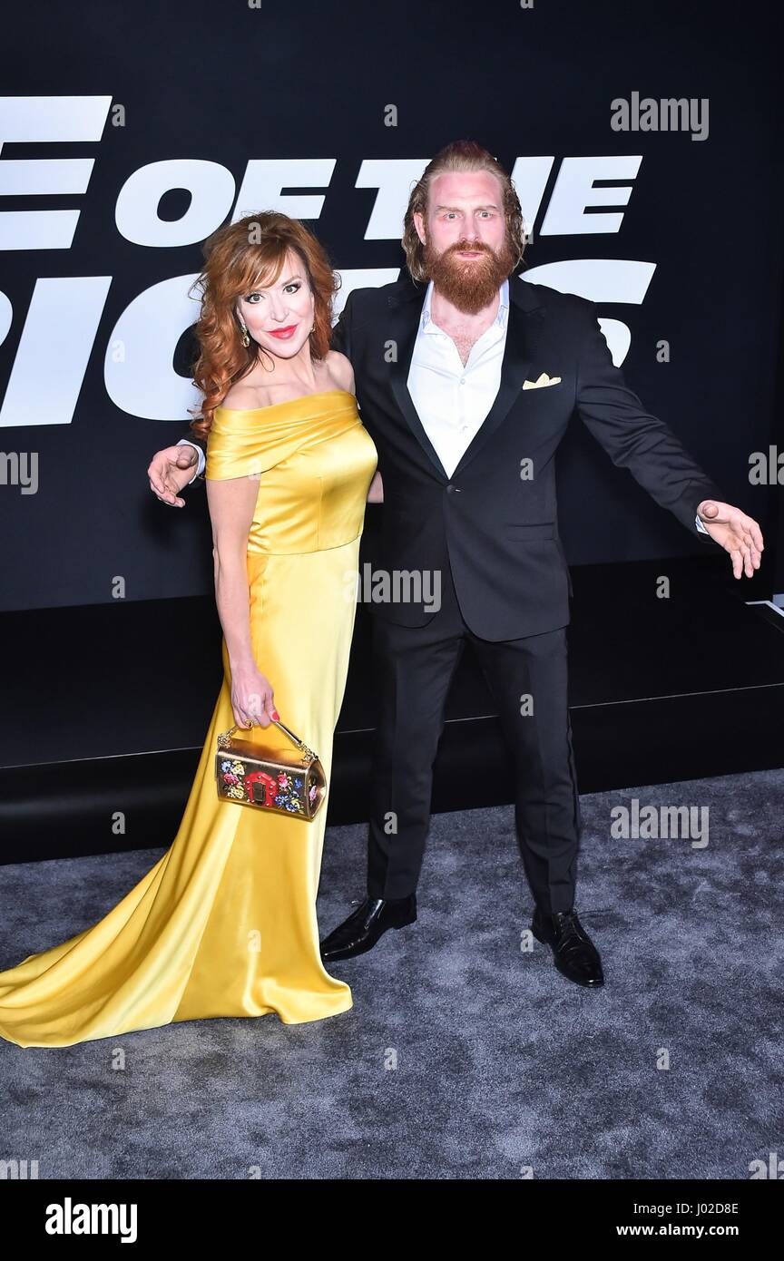 New York, NY, USA. 8Th apr 2017. Gry Molvaer Hivju, Kristofer Hivju aux arrivées POUR LE SORT DE LA PREMIERE furieux, le Radio City Music Hall, New York, NY Avril 8, 2017. Crédit : Steven Ferdman/Everett Collection/Alamy Live News Banque D'Images