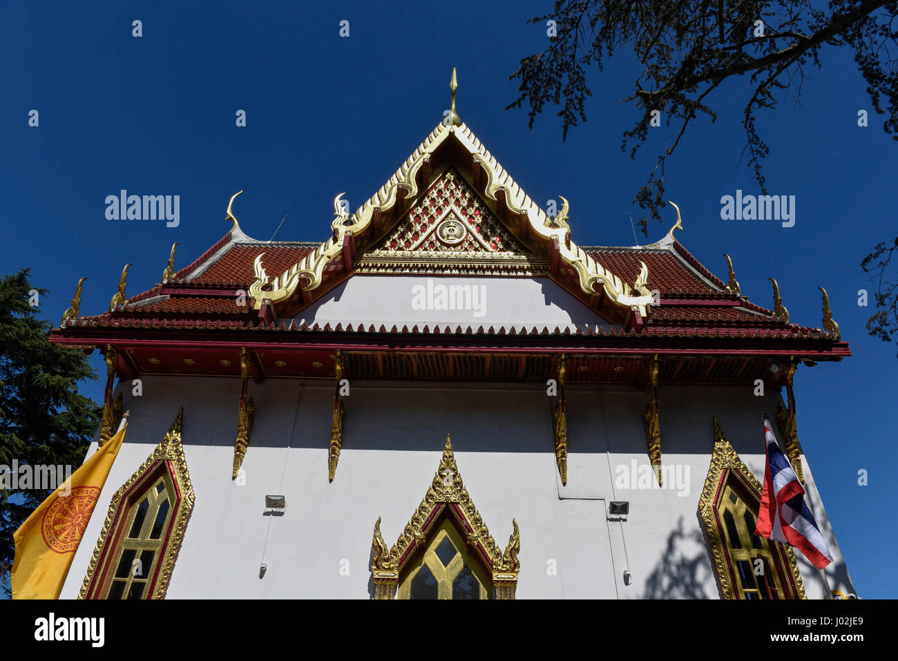 Londres, Royaume-Uni. 9 avril 2017. Les fidèles et les visiteurs assistent à la fête du Nouvel An Thaï de Songkran au Buddhapadipa Temple (photo) à Wimbledon. Traditionnellement, l'aspersion de l'eau symbolise le lavage du passé, et de l'eau doucement aurait été versé sur les anciens, ou des images du Bouddha. Crédit : Stephen Chung / Alamy Live News Banque D'Images