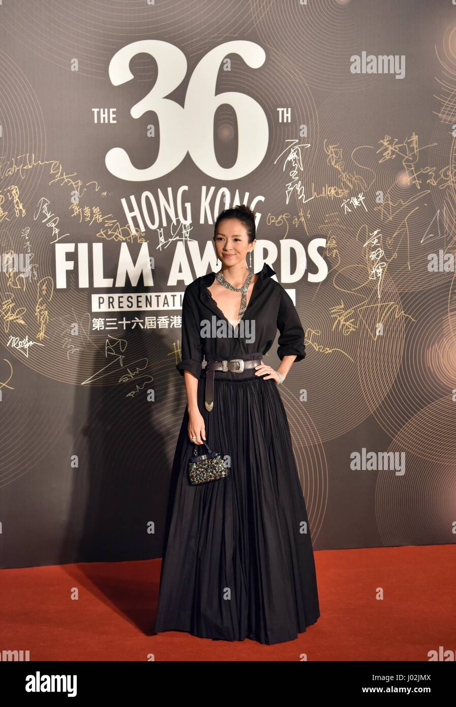 Hong Kong, Chine. Apr 9, 2017. L'actrice Zhang Ziyi pose sur le tapis rouge lors de la 36e Hong Kong Film Awards à Hong Kong, Chine du sud, le 9 avril 2017. Credit : Wang Xi/Xinhua/Alamy Live News Banque D'Images