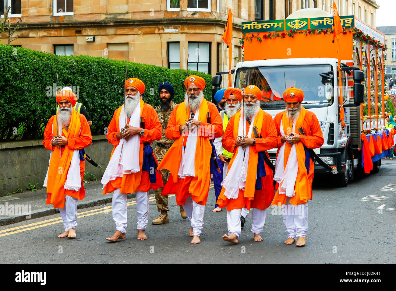 Glasgow, Ecosse, Royaume-Uni. Le 9 avril, 2017. Plus de 1000 membres de la communauté Sikh de l'Ecosse se sont réunis à Glasgow pour célébrer la fête religieuse et historique de VAISAKHI en défilant du temple Guru Nanak en Otago Street au Central Gurdwara dans Berkeley Street. À Berkeley Street après les prières et les bénédictions de la parade, se pressaient à plus de 2000 et à la musique de fond de la cornemuse jouée par les enfants a continué à Pollokshields district pour une foire de rue et d'autres célébrations. Credit : Findlay/Alamy Live News Banque D'Images