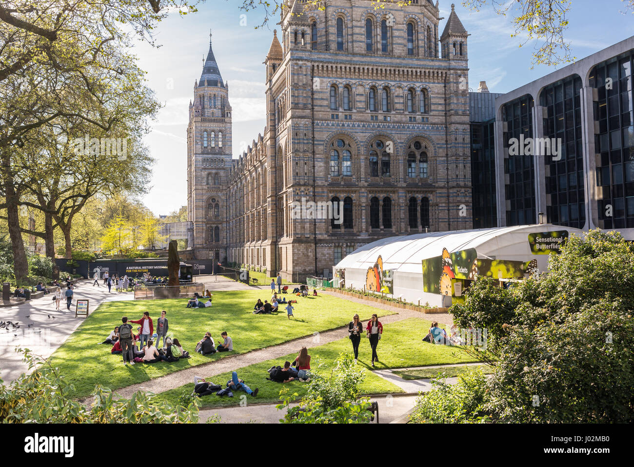 Londres, Royaume-Uni. 9 avril 2017. Les personnes bénéficiant de la chaude journée ensoleillée en face du musée d'Histoire Naturelle, Kensington and Chelsea, Londres, Royaume-Uni. Les températures ont augmenté de 77F (25c) aujourd'hui, le double de la moyenne pour le mois d'avril, provoquant une ruée de London pour les parcs publics. crédit : nicola ferrari/Alamy live news. Banque D'Images