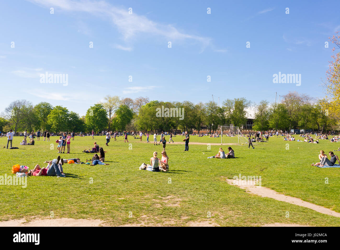 Londres, Royaume-Uni. 9 avril 2017. Les personnes bénéficiant de la chaude journée ensoleillée dans la région de Holland Park, Kensington and Chelsea, Londres, Royaume-Uni. Les températures ont augmenté de 77F (25c) aujourd'hui, le double de la moyenne pour le mois d'avril, provoquant une ruée de London pour les parcs publics. crédit : nicola ferrari/Alamy live news. Banque D'Images