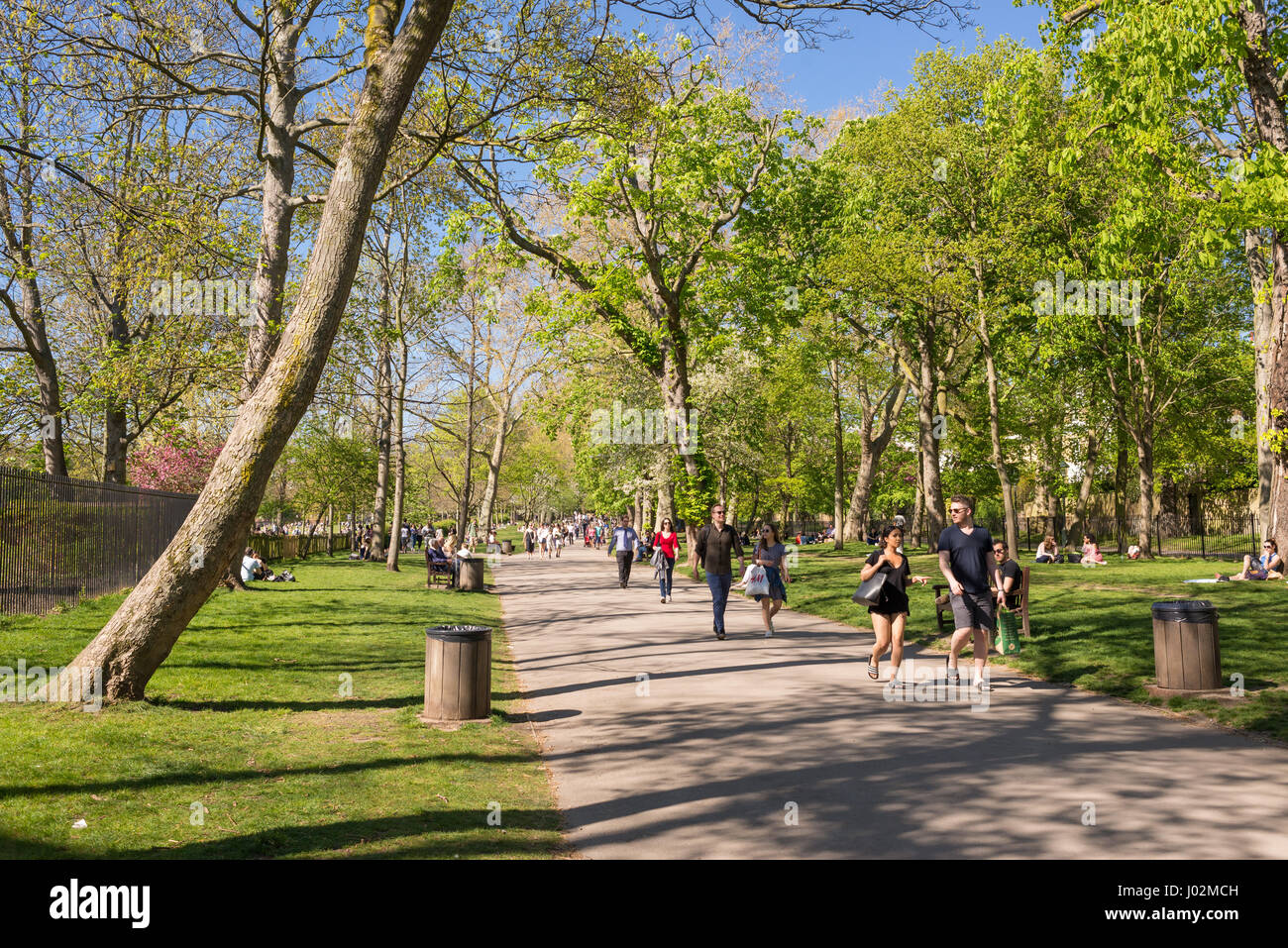 Londres, Royaume-Uni. 9 avril 2017. Les personnes bénéficiant de la chaude journée ensoleillée dans la région de Holland Park, Kensington and Chelsea, Londres, Royaume-Uni. Les températures ont augmenté de 77F (25c) aujourd'hui, le double de la moyenne pour le mois d'avril, provoquant une ruée de London pour les parcs publics.credit : nicola ferrari/Alamy live news. Banque D'Images