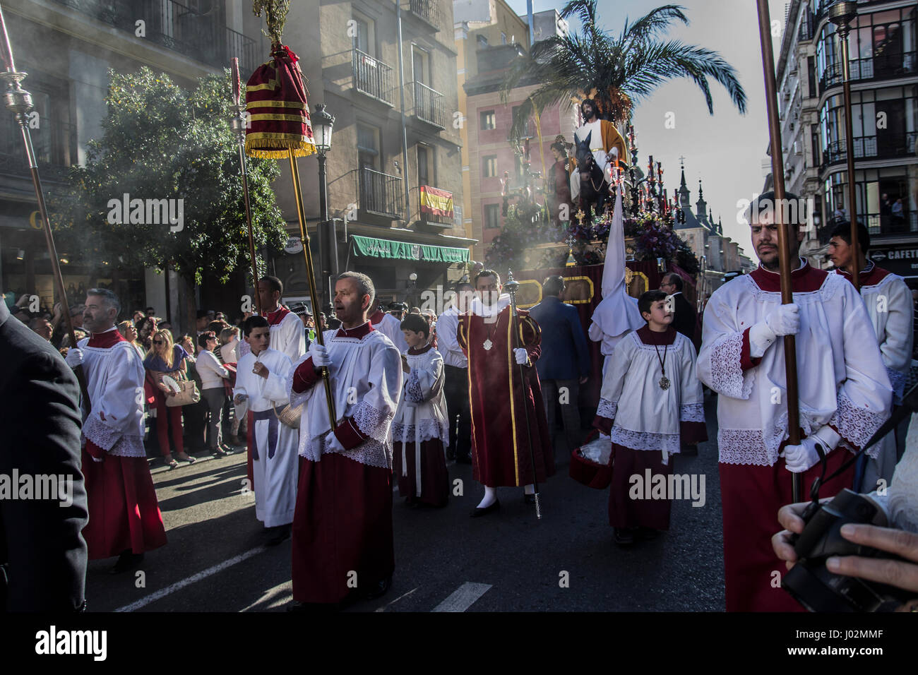 Madrid, Espagne. Le 9 avril, 2017. première procession de la semaine sainte dans les rues de Madrid, Espagne. Credit : Alberto Ramírez Sibaja/Alamy Live News Banque D'Images