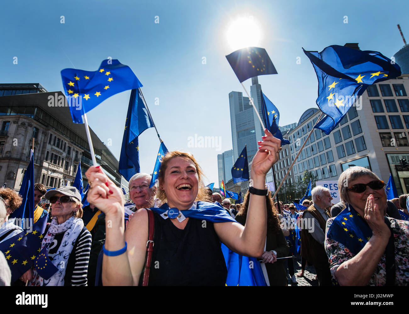 Dpatop - vague de manifestants drapeaux de l'UE dans la région de Frankfurt am Main, Allemagne, 9 avril 2017. Depuis des semaines, les partisans de l'UE ont été rassemblés pour la démonstration de l'impulsion de l'Europe 'initiative' dans plusieurs villes européennes le dimanche pour faire la démonstration d'une paix, d'union l'Europe sans frontières. Photo : Andreas Arnold/dpa Banque D'Images