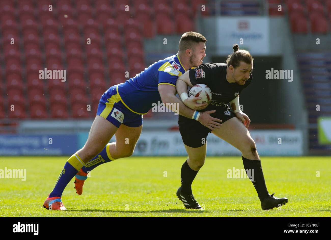 Doncaster, South Yorkshire, UK. Le 9 avril, 2017. Andrew Dixon de Toronto Wolfpack sur l'attaque contre Doncaster RLFC durant la Kingstone Appuyez sur la Ligue 1 Rugby League luminaire luminaire au stade Keepmoat, Doncaster, South Yorkshire Photo par Stephen Gaunt/Alamy Live News Banque D'Images