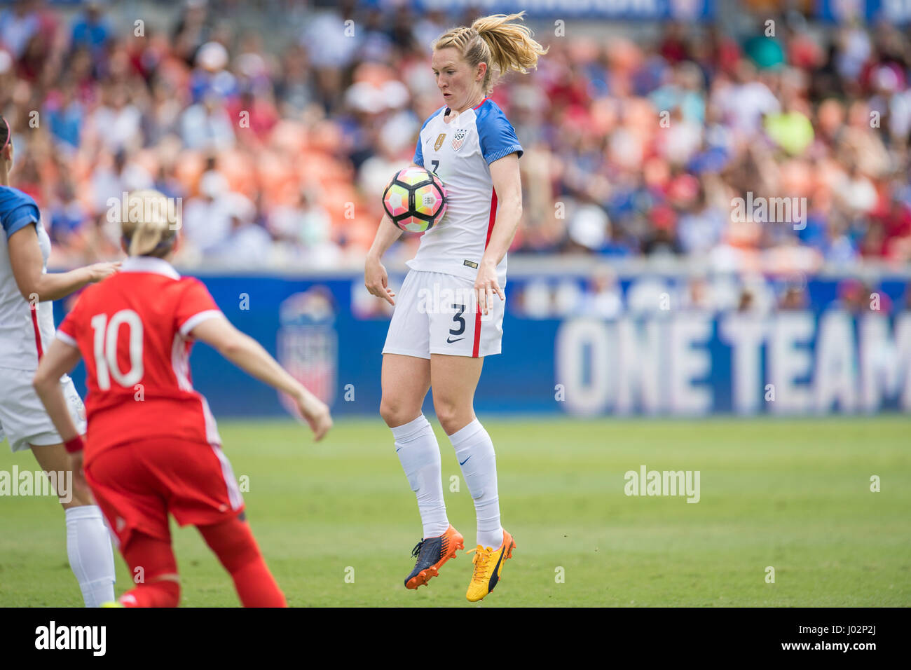 Houston, TX, USA. Apr 9, 2017. Le milieu de terrain des États-Unis Samantha Mewis (3) contrôle la balle pendant la 2ème moitié d'un match amical de football entre la Russie et les USA au stade BBVA Compass à Houston, TX. La France a gagné le match 5-1.Trask Smith/CSM/Alamy Live News Banque D'Images