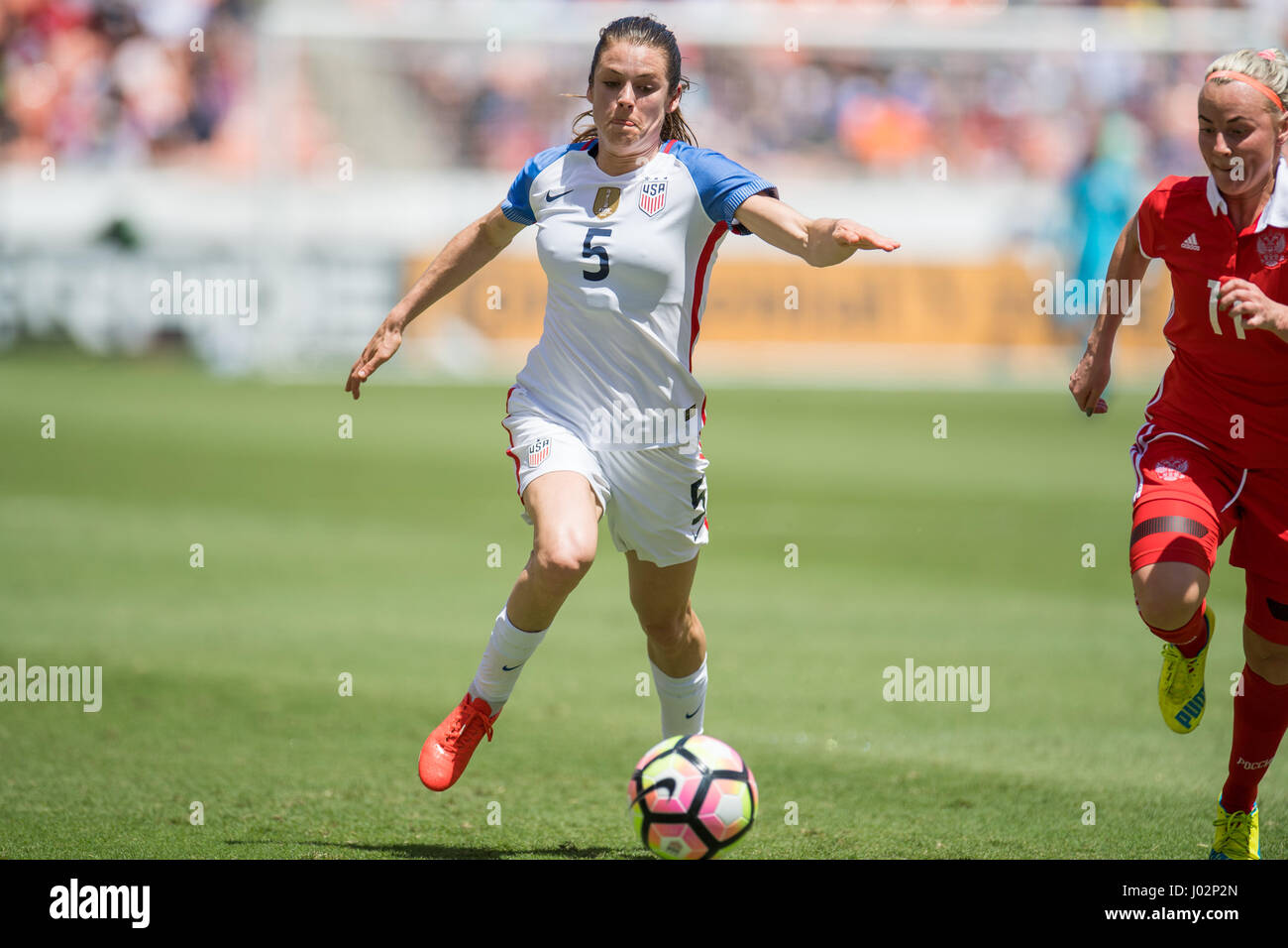 Houston, TX, USA. Apr 9, 2017. United States defender Kelley O'Hara (5) contrôle la balle pendant le 1er semestre d'un match amical de football entre la Russie et les USA au stade BBVA Compass à Houston, TX. La France a gagné le match 5-1.Trask Smith/CSM/Alamy Live News Banque D'Images